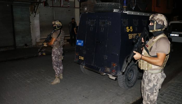 Adana'da şafak operasyonu: 74 gözaltı