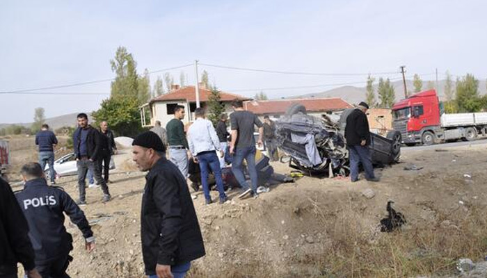 Afyon'da feci kaza! 2 ölü, 3 yaralı
