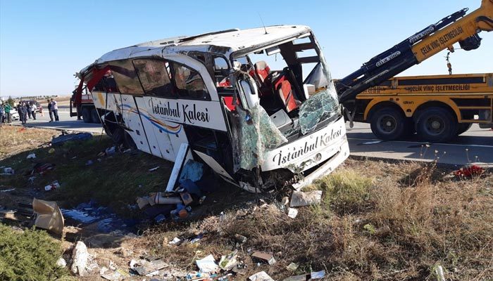 Afyon'da yolcu otobüsü devrildi: Ölü ve yaralılar var