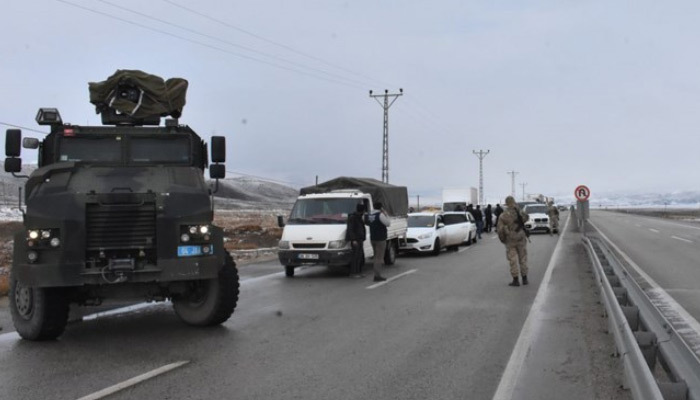 Ağrı'da bir araca roketli saldırı: 1 şehit