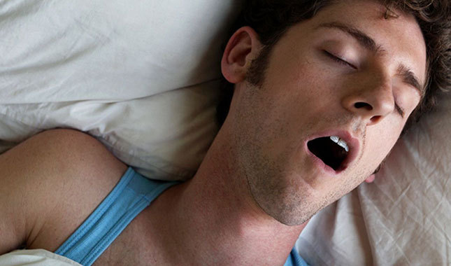Ağzı açık uyuyanlar dikkat (uyku apnesi nedir?)