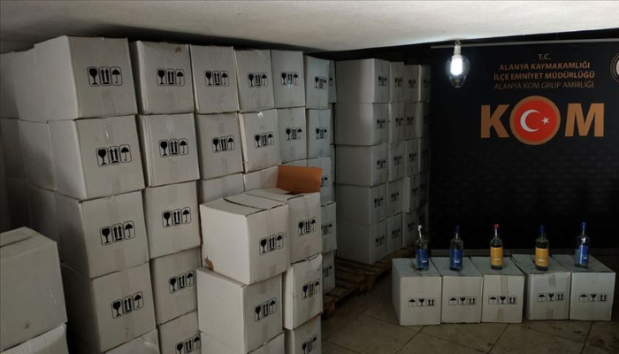 Alanya'da kaçak içki operasyonu! 2 bin 484 şişe