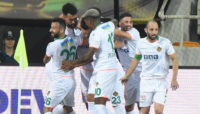 Alanyaspor liderliğe yükseldi