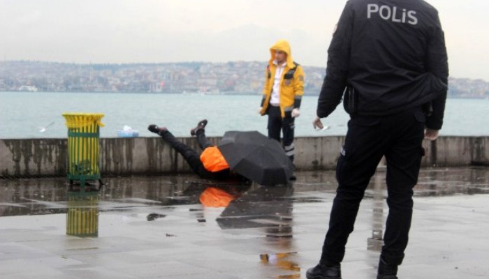 "Allah'a emanet olun" dedi! Kafasına sıktı