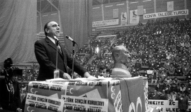 Alparslan Türkeş kimdir? Gerçek adı ne MHP için önemi nedir nerede doğdu mezarı nerede Türk siyasi hayatında ki yeri ne?