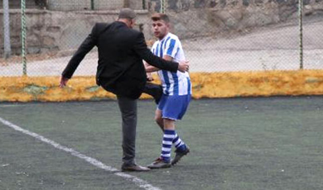 Amatör başkan oyuncusunu tekmeledi