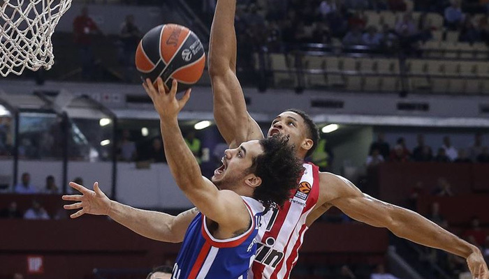 Anadolu Efes komşudan 19 sayı farkla dönüyor