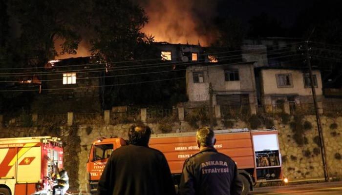 Ankara'da gecekondu yangını! 3 ev küle döndü
