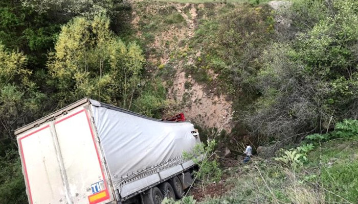 Ankara'da korkunç kaza! Tır şarampole yuvarlandı
