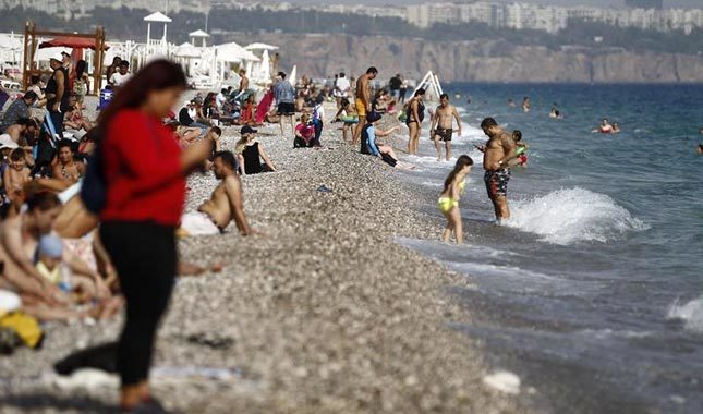 Antalya'da deniz sezonu kapanmadı