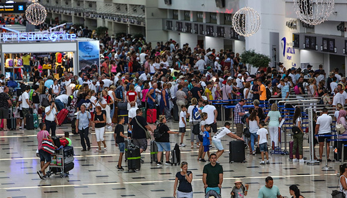 Antalya'ya turist akını devam ediyor