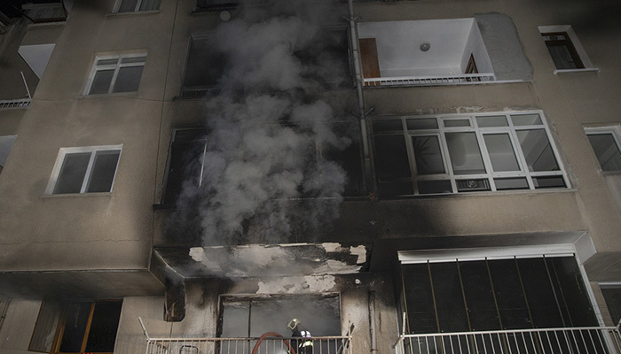 Apartman alev aldı! Yaşlı kadın balkondan atladı