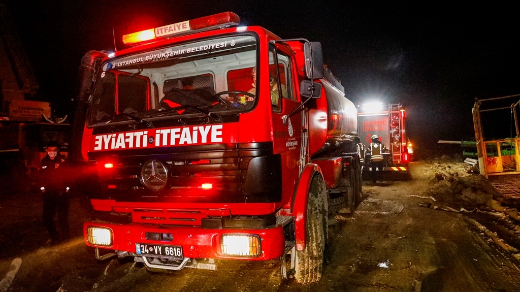 Arnavutköy metro şantiyesinde iş makinası yangını