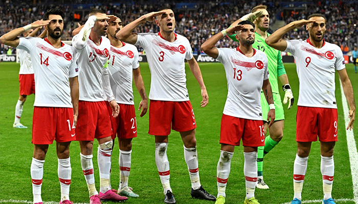 Asker selamı Fransızların zoruna gitti