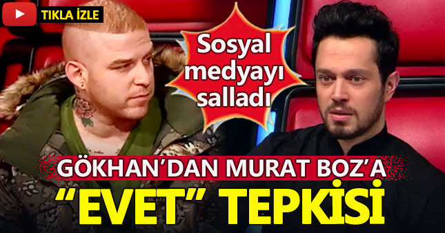 Athena Gökhan Murat Boz'a bakarak İzmir Marşı'nı söyledi