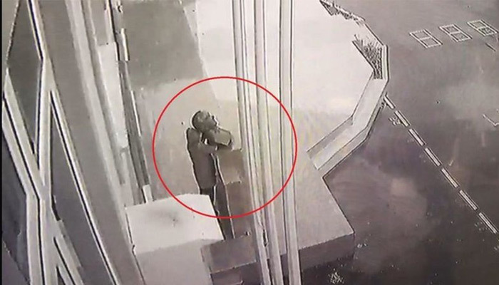Aynı gün tam 8 büst çaldı!