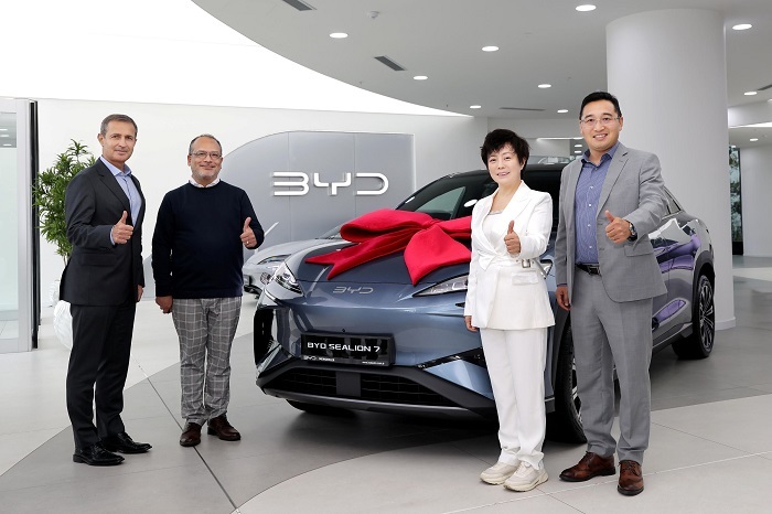 BYD Başkan Yardımcısı Stella Li, Türkiye'de İlk SEALION 7 Teslimatını Gerçekleştirdi