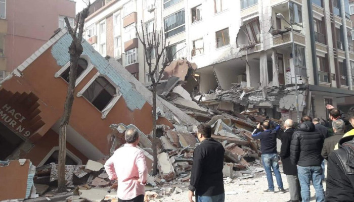 Bahçelievler'de 7 katlı bina çöktü!