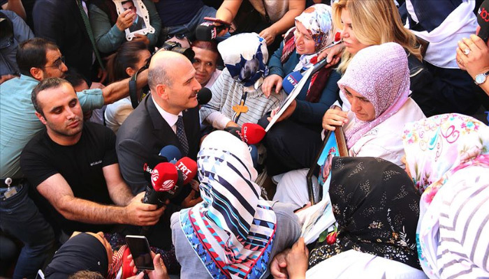 Bakan Soylu'dan 'Diyarbakır anneleri' ziyareti