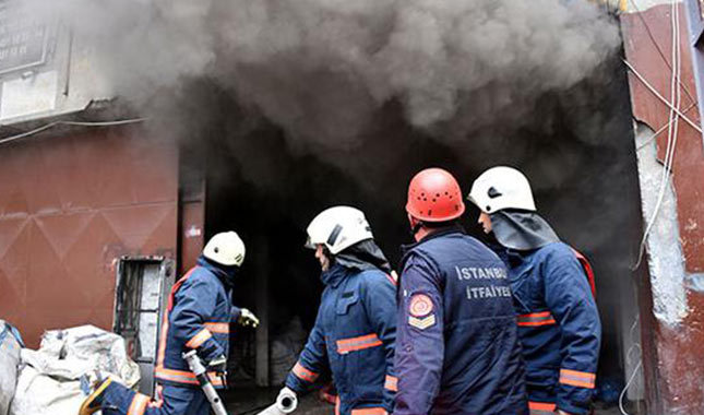 Bakırköy'de hurda deposunda yangın