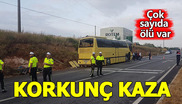 Bandırma'da gezi otobüsü ile otomobil çarpıştı