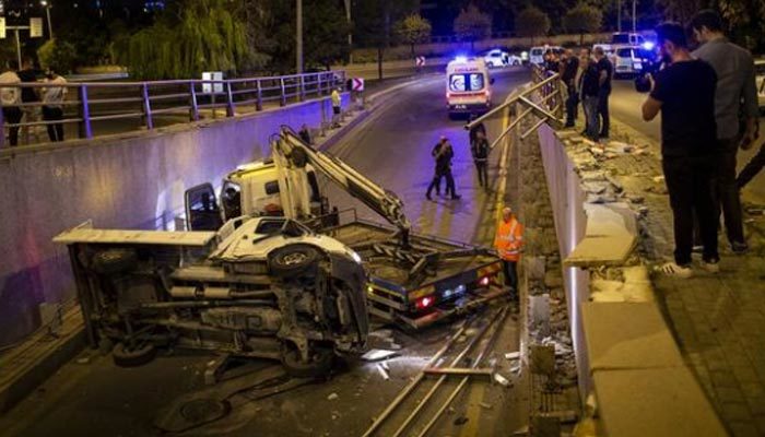 Bariyere çarpan kamyonet alt geçide uçtu