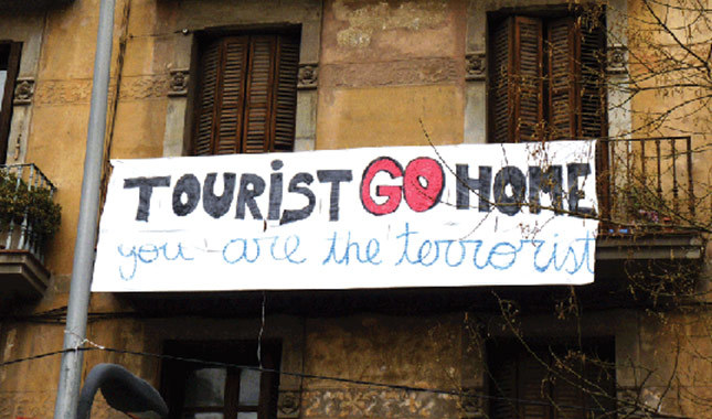 Barselona'da turist karşıtı afişler tepki çekti