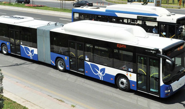 Belediye otobüsü yayalara çarptı