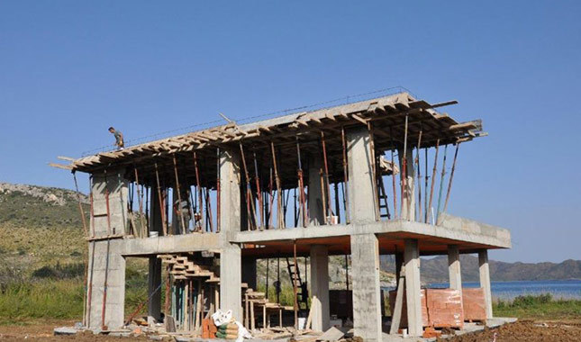 Datça'daki kaçak inşaat yasak dinlemiyor