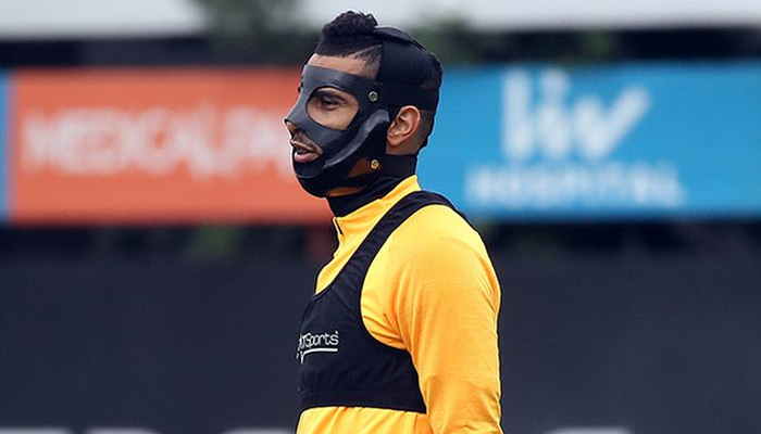 Belhanda 'Batman' olarak derbiye çıkacak