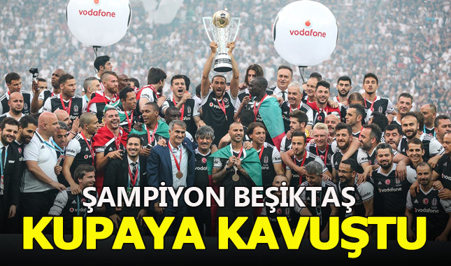Beşiktaş şampiyonluk kupasını kaldırdı