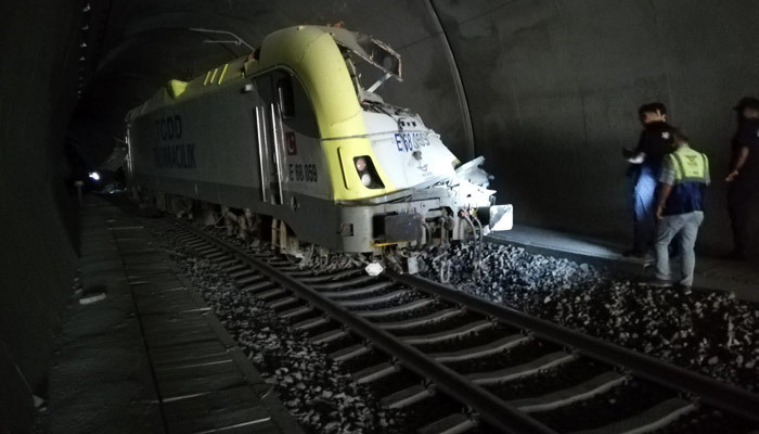 Bilecik'te kılavuz tren raydan çıktı: 2 ölü