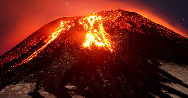 Bilim insanı volkanın içine düştü