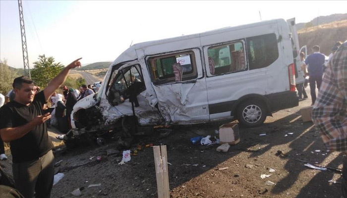 Bingöl'de minibüs ve otomobil kaza yaptı