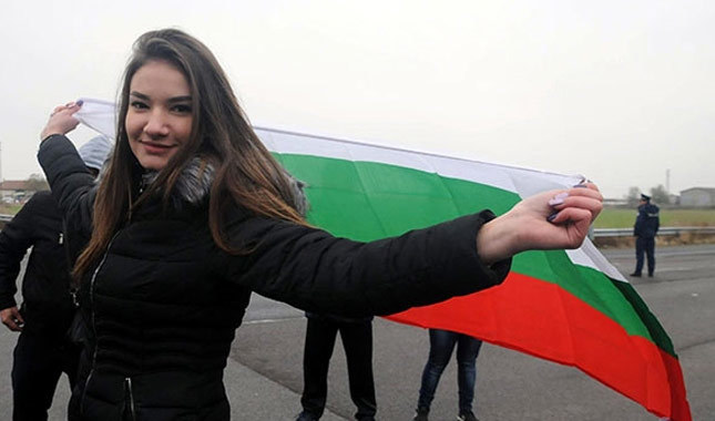 Bulgarlar, hükümetin istifası için sokağa döküldü
