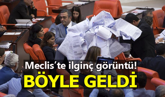 CHP'li Sezgin Tanrıkulu kanun tekliflerini rulo halinde Meclis'e getirdi