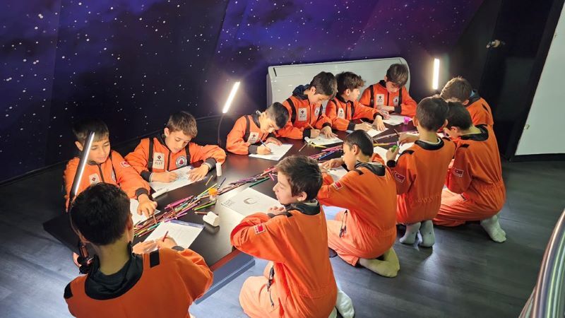 ÇOCUKLAR EL BATTANİ UZAY EVİ'NDE UZAYIN DERİNLİKLERİNE YOLCULUK EDİYOR