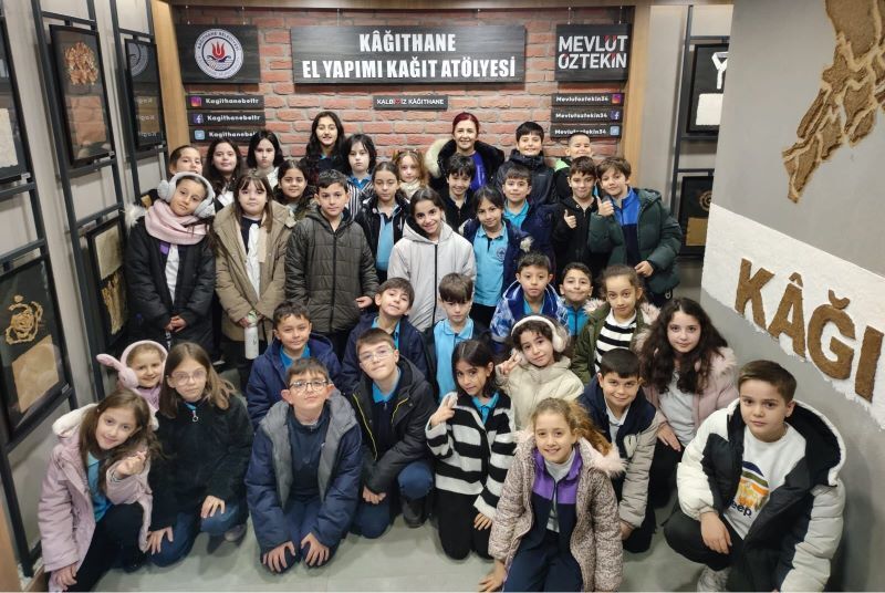 ÇOCUKLAR EL YAPIMI KÂĞITLA HEM ÖĞRENİYOR HEM ÜRETİYOR