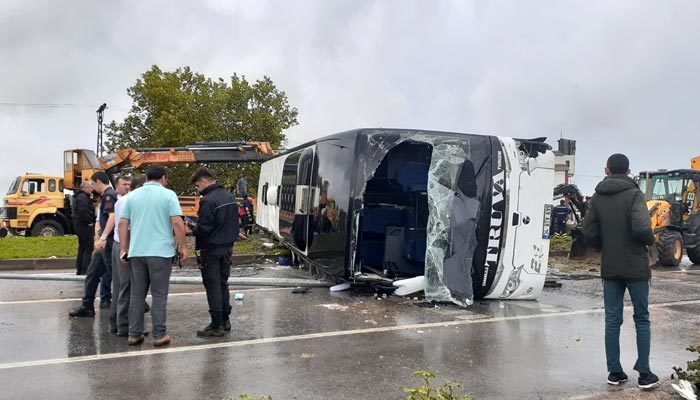 Çanakkale'de yolcu otobüsü devrildi: 1 ölü, 26 yaralı