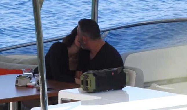 Cem Yılmaz'dan Defne Samyeli'ye servet değerinde hediye