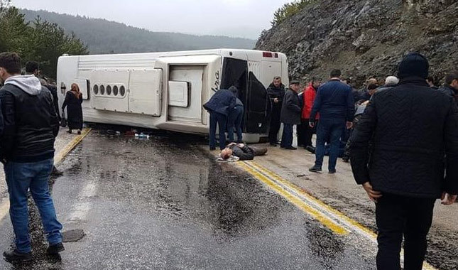 Cenazeye giden otobüs kaza yaptı: Çok sayıda yaralı var