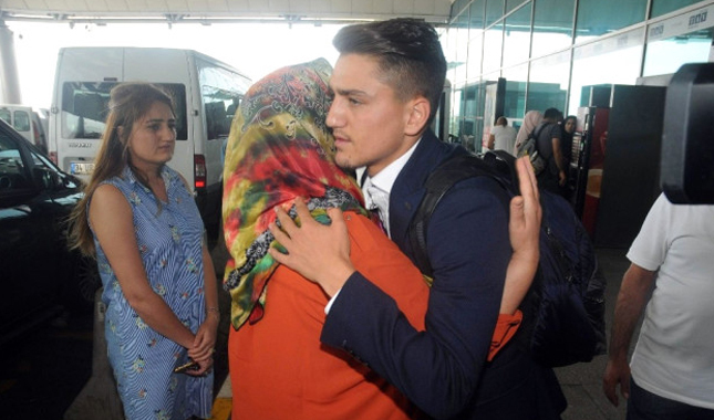 Cengiz Ünder'i annesi gözyaşlarıyla Roma'ya uğurladı