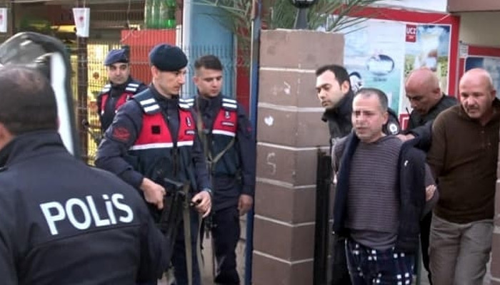 Coronalıyım diyerek polislere tükürdü