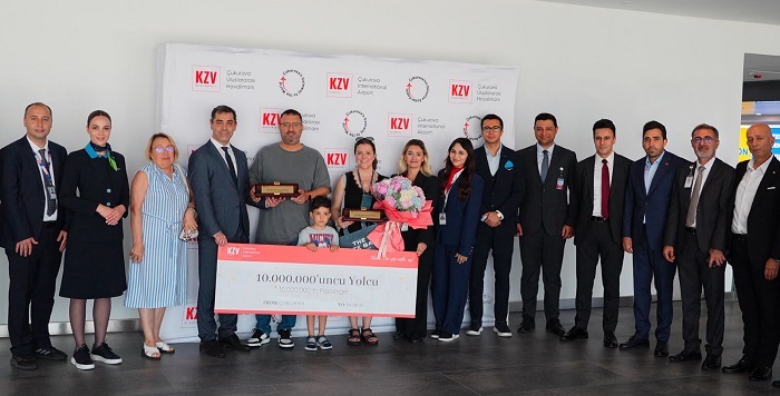 Çukurova Uluslararası Havalimanı'nın 10 Milyonuncu Yolcusu Törenle Karşılandı