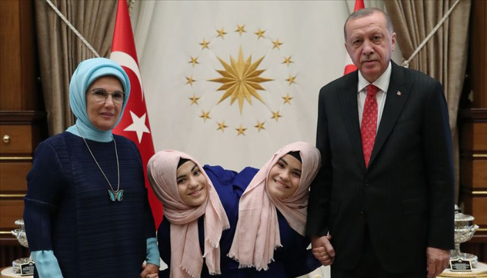 Cumhurbaşkanı Erdoğan siyam ikizleri ile bir araya geldi