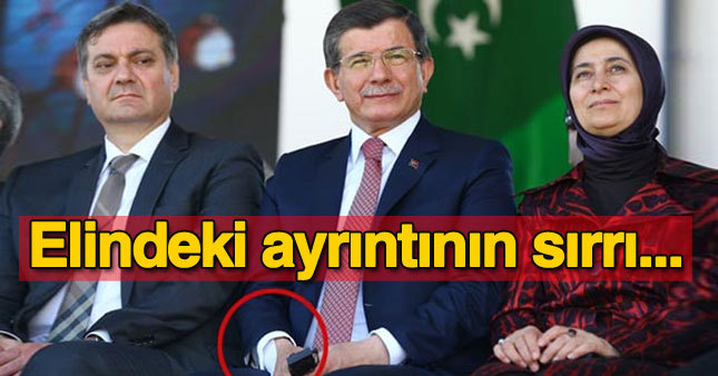 Davutoğlu'nun elinde dikkat çeken ayrıntı