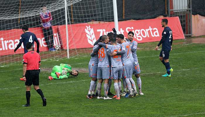 Demba Ba attı! Başakşehir kazandı!