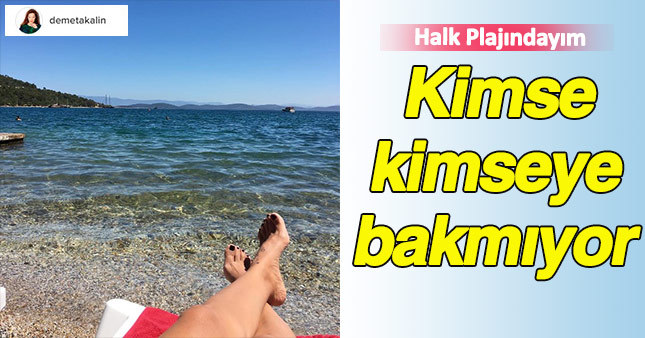 Demet Akalın halk plajında tatil yapıyor