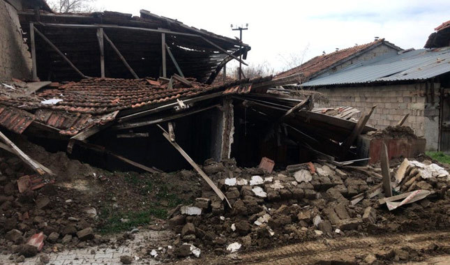 Denizli'deki depremde birçok evde hasar oluştu