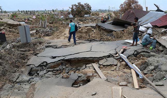 Depremle sarsılan Endonezya'da bilanço ağırlaşıyor